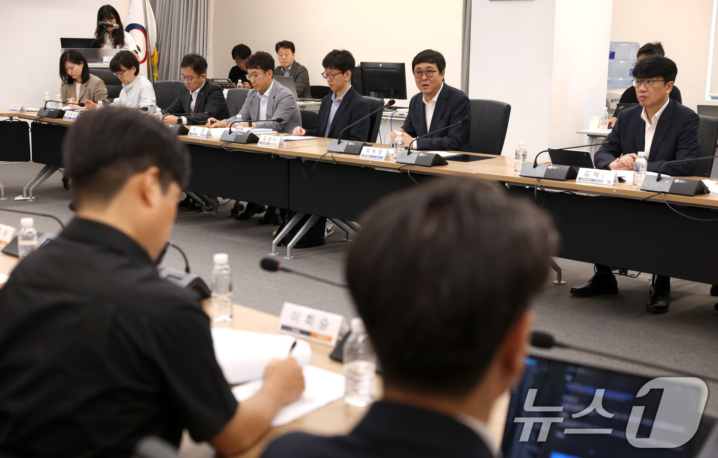 (서울=뉴스1) = 최휘영 문화체육관광부 장관이 28일 서울 종로구 국립현대미술관 서울관에서 열린 암표 방지 민·관 합동 점검 회의에서 모두 발언하고 있다. (문화체육관광부 제공. …