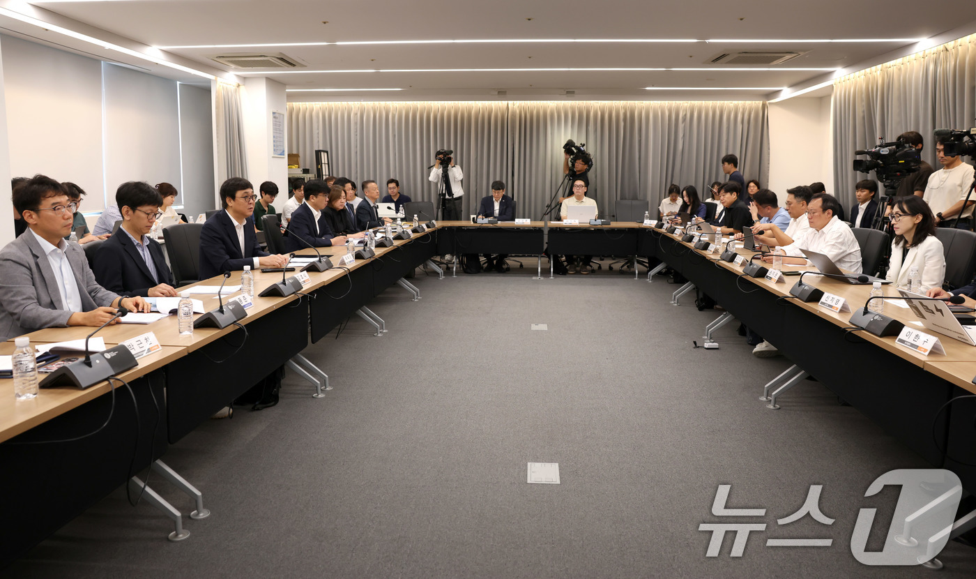 (서울=뉴스1) = 최휘영 문화체육관광부 장관이 28일 서울 종로구 국립현대미술관 서울관에서 열린 암표 방지 민·관 합동 점검 회의에서 모두 발언하고 있다. (문화체육관광부 제공. …