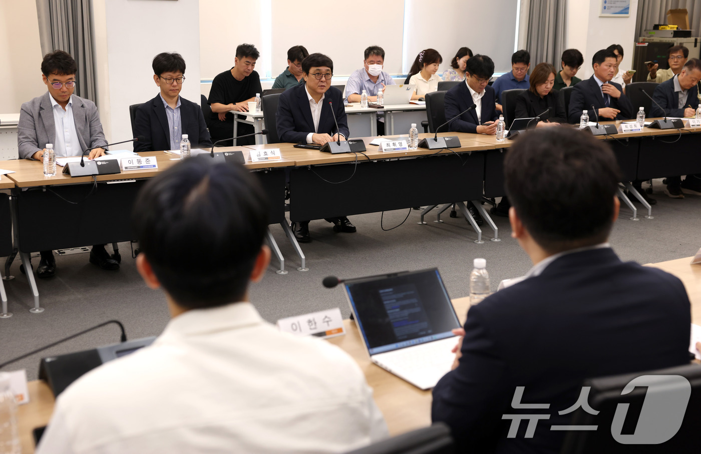 (서울=뉴스1) = 최휘영 문화체육관광부 장관이 28일 서울 종로구 국립현대미술관 서울관에서 열린 암표 방지 민·관 합동 점검 회의에서 모두 발언하고 있다. (문화체육관광부 제공. …