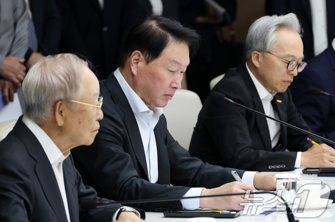 (서울=뉴스1) 이종덕 기자 = 최태원 대한상공회의소 회장이 28일 오전 서울 중구 대한상공회의소에서 열린 경제협·단체 규제합리화 간담회에서 한성숙 국무총리 모두발언을 경청하고 있 …