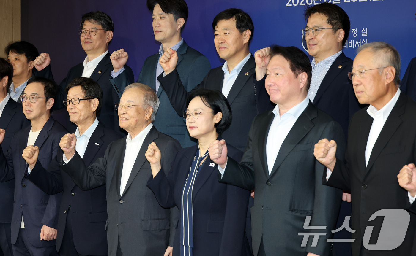 (서울=뉴스1) 이종덕 기자 = 한성숙 국무총리와 최태원 대한상공회의소 회장, 손경식 한국경영자총협회 회장 등 정부와 경제단체 관계자들이 28일 오전 서울 중구 대한상공회의소에서 …