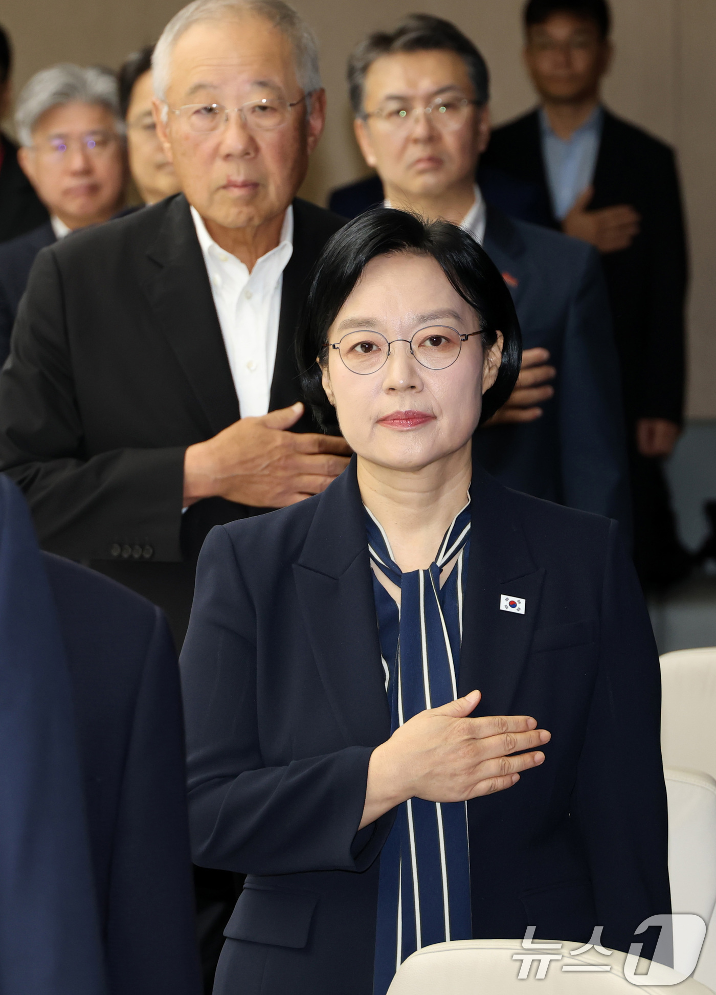 (서울=뉴스1) 이종덕 기자 = 한성숙 국무총리가 28일 오전 서울 중구 대한상공회의소에서 열린 경제협·단체 규제합리화 간담회에서 국민의례를 하고 있다.(공동취재) 2026.8.2 …