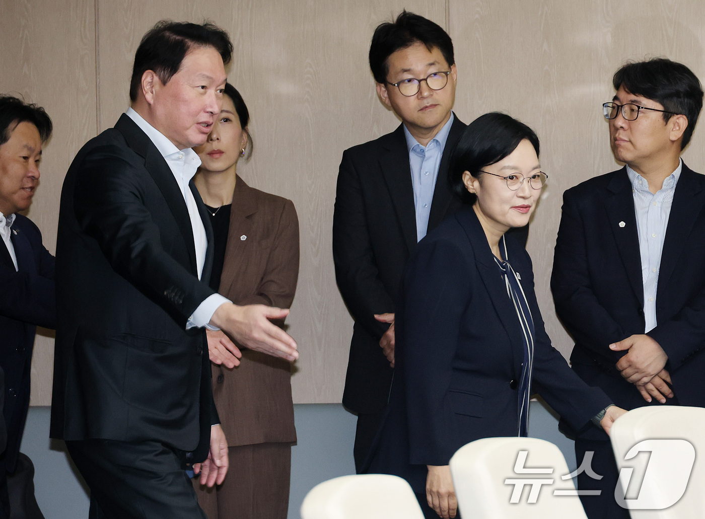 (서울=뉴스1) 이종덕 기자 = 한성숙 국무총리와 최태원 대한상공회의소 회장이 28일 오전 서울 중구 대한상공회의소에서 열린 경제협·단체 규제합리화 간담회에 참석하고 있다.(공동취 …