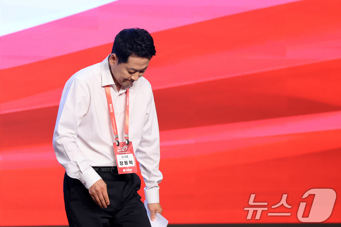 (고양=뉴스1) 황기선 기자 = 장동혁 국민의힘 대표가 28일 오전 경기 고양시 일산동구 소노캄 고양에서 열린 '2026 국민의힘 국회의원 연찬회'에서 마무리 발언을 마치고 이동하 …
