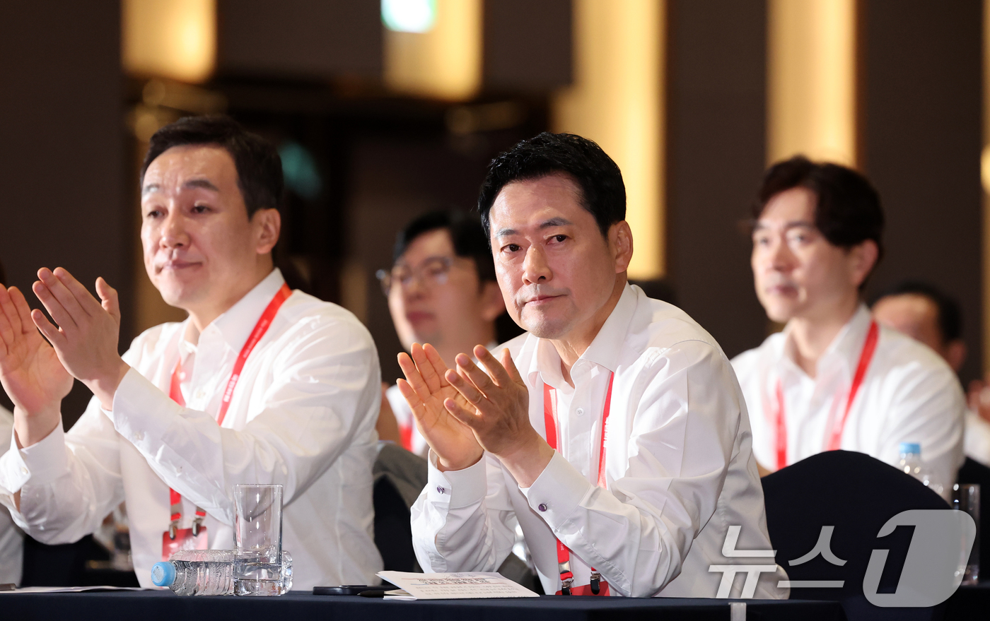 (고양=뉴스1) 황기선 기자 = 장동혁 국민의힘 대표가 28일 오전 경기 고양시 일산동구 소노캄 고양에서 열린 '2026 국민의힘 국회의원 연찬회'에서 박수를 치고 있다.  202 …