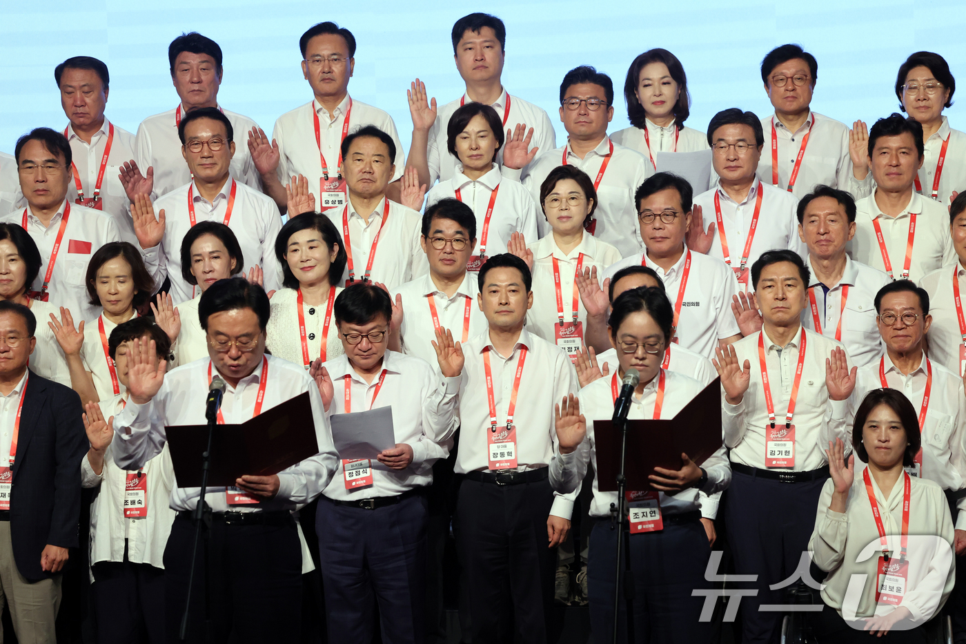 (고양=뉴스1) 황기선 기자 = 국민의힘 장동혁 대표와 정점식 원내대표 등 의원들이 28일 오전 경기 고양시 일산동구 소노캄 고양에서 열린 '2026 국민의힘 국회의원 연찬회'에서 …