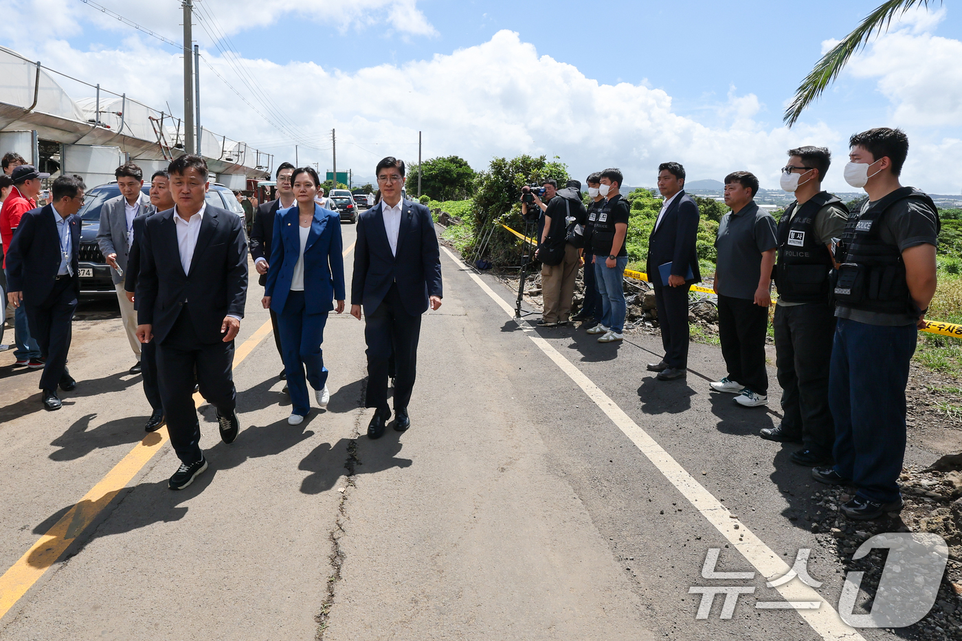 (제주=뉴스1) 안은나 기자 = 더불어민주당 소속 김영진 국회 행정안전위원장, 김남희·이해식 경찰개혁추진단 공동단장, 이주희, 김동아 위원이 28일 제주시 한림읍 실종신고 허위 종 …