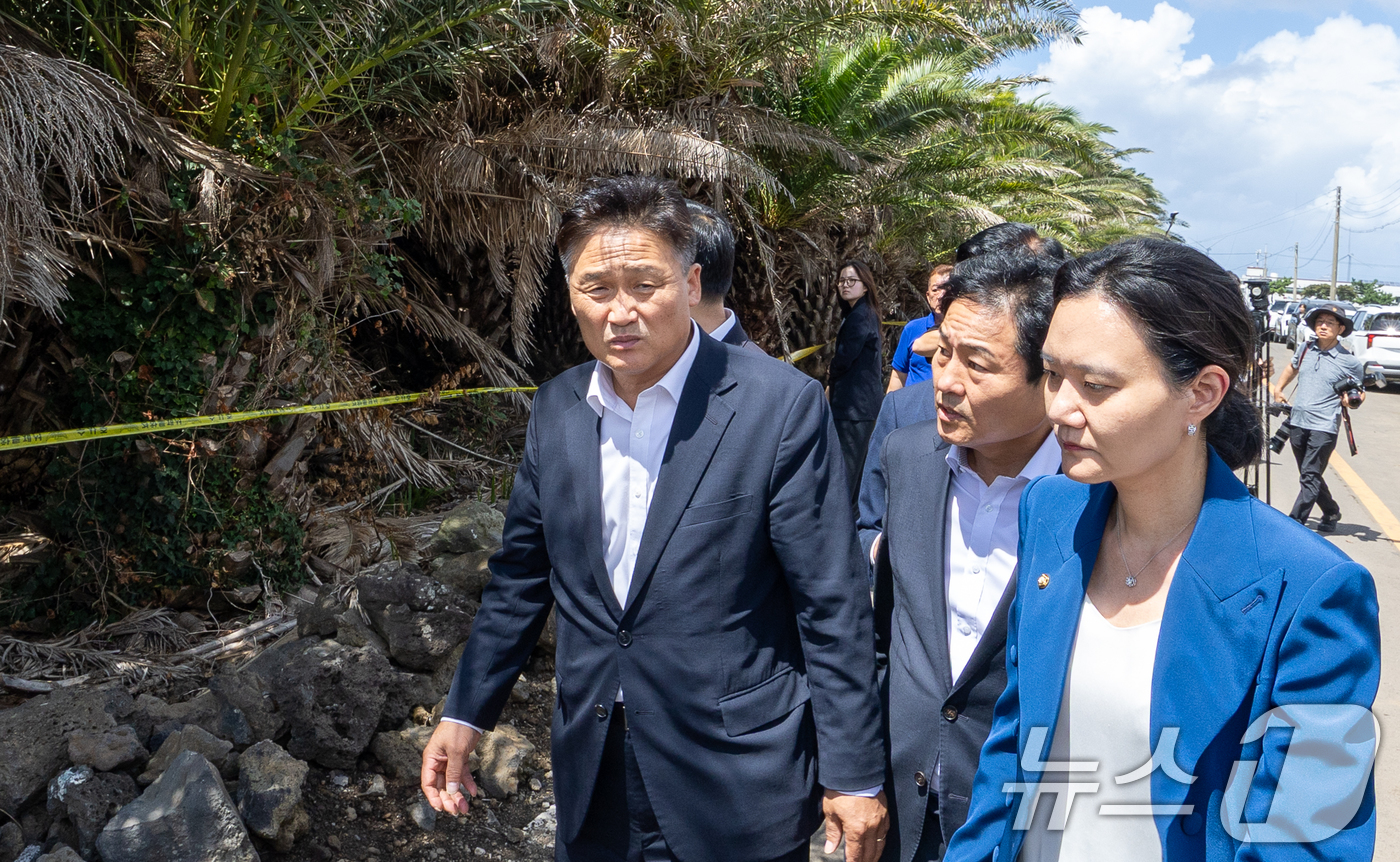 (제주=뉴스1) 안은나 기자 = 더불어민주당 소속 김영진 국회 행정안전위원장, 김남희·이해식 경찰개혁추진단 공동단장, 이주희, 김동아 위원이 28일 제주시 한림읍 실종신고 허위 종 …