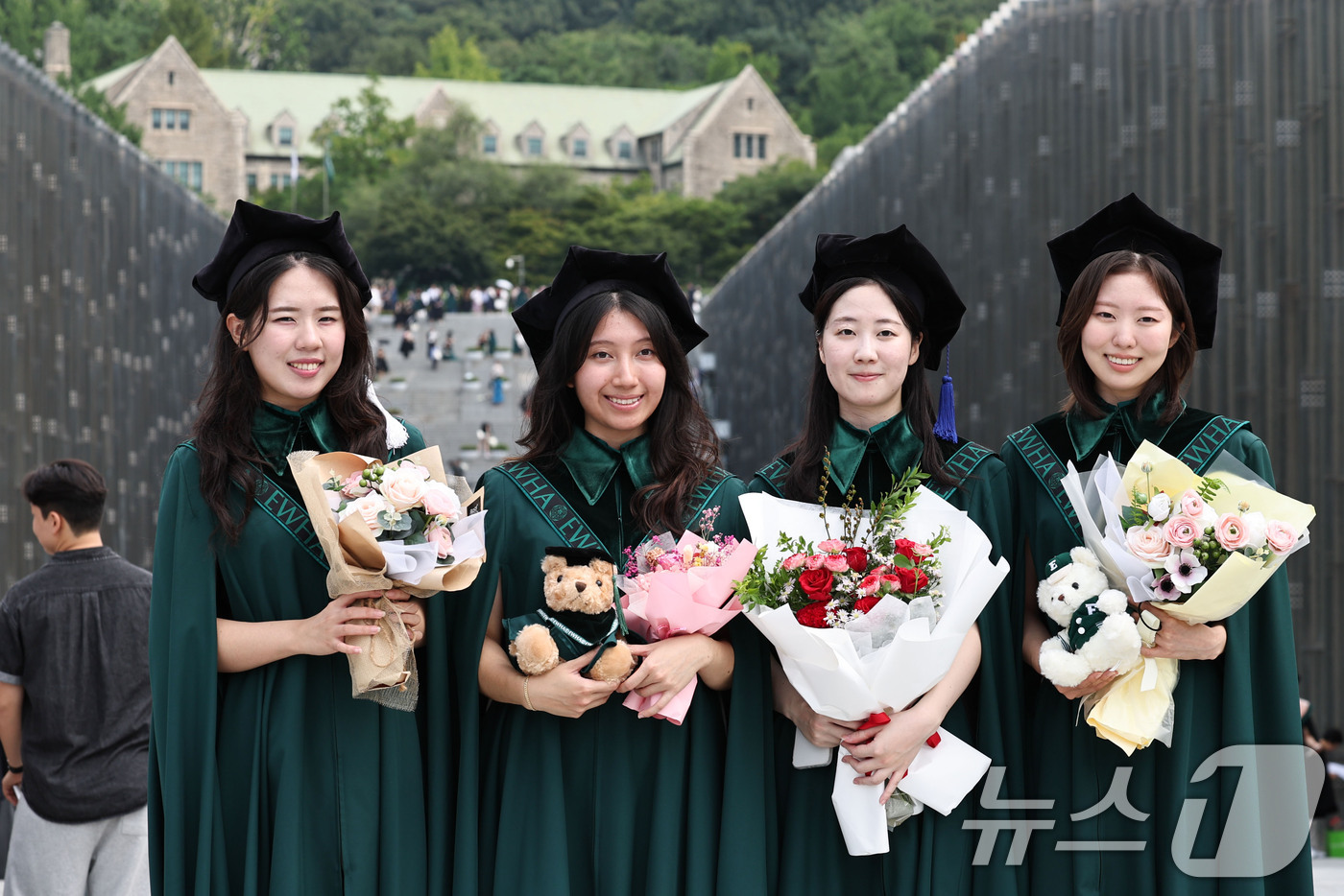 (서울=뉴스1) 이종수 기자 = 28일 오전 2025학년도 후기 학위수여식이 열린 서울 서대문구 이화여자대학교에서 졸업생들이 기념 촬영을 하고 있다.이화여대는 2025학년도 후기 …
