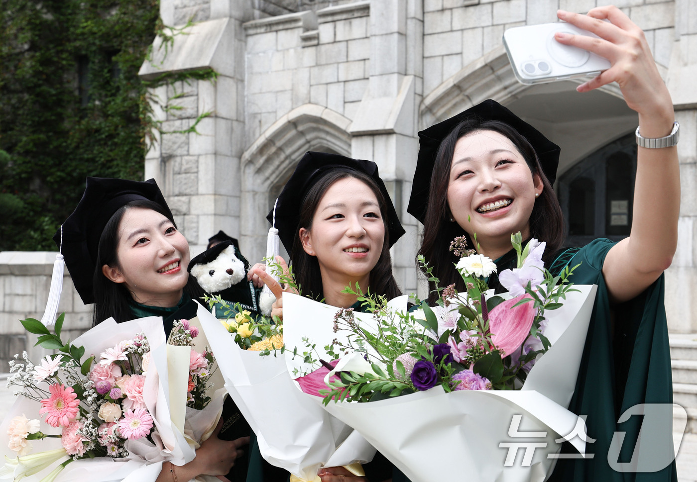 (서울=뉴스1) 이종수 기자 = 28일 오전 2025학년도 후기 학위수여식이 열린 서울 서대문구 이화여자대학교에서 졸업생들이 기념 촬영을 하고 있다.이화여대는 2025학년도 후기 …