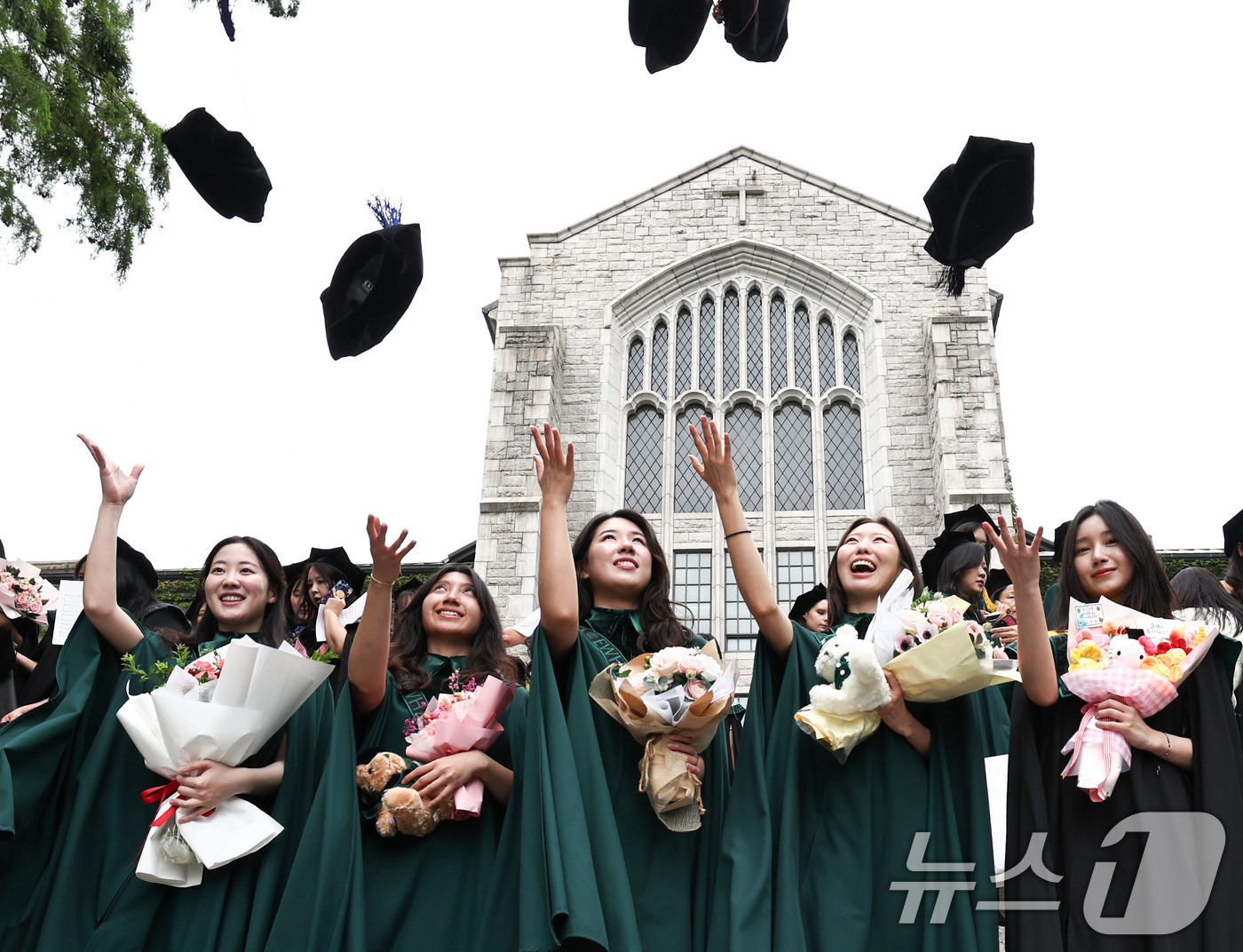 (서울=뉴스1) 이종수 기자 = 28일 오전 2025학년도 후기 학위수여식이 열린 서울 서대문구 이화여자대학교에서 졸업생들이 기념 촬영을 하고 있다.이화여대는 2025학년도 후기 …