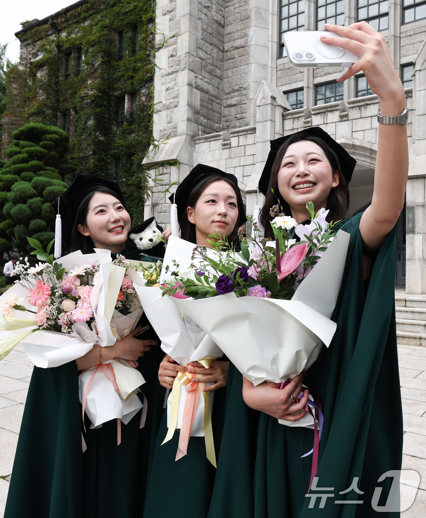 (서울=뉴스1) 이종수 기자 = 28일 오전 2025학년도 후기 학위수여식이 열린 서울 서대문구 이화여자대학교에서 졸업생들이 기념 촬영을 하고 있다.이화여대는 2025학년도 후기 …