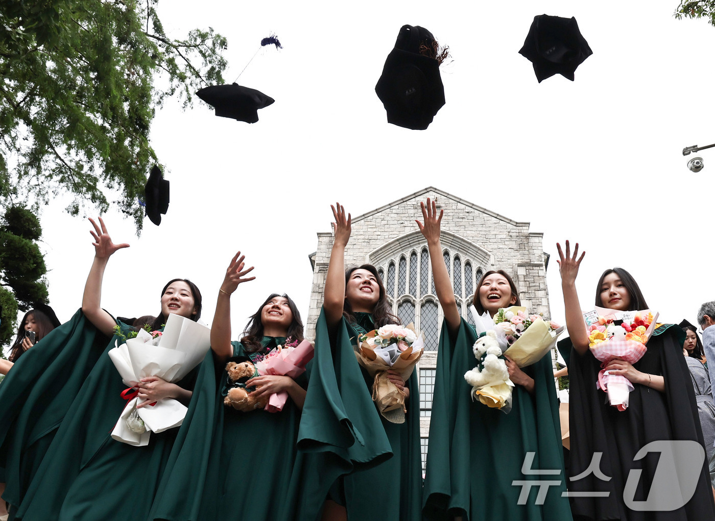 (서울=뉴스1) 이종수 기자 = 28일 오전 2025학년도 후기 학위수여식이 열린 서울 서대문구 이화여자대학교에서 졸업생들이 기념 촬영을 하고 있다.이화여대는 2025학년도 후기 …