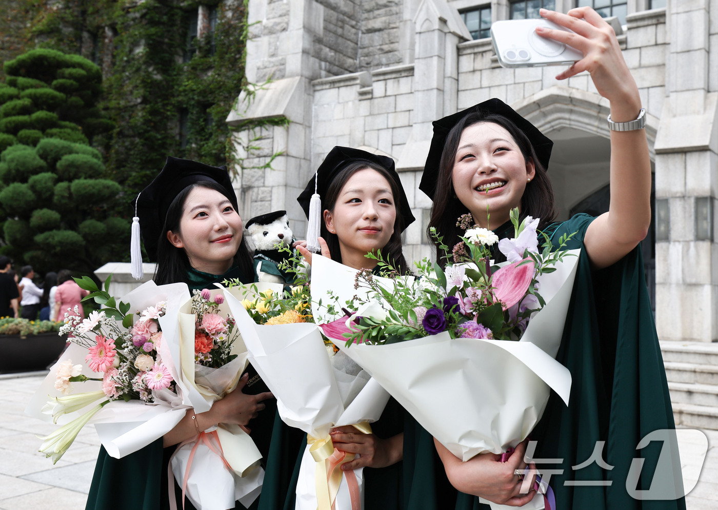 (서울=뉴스1) 이종수 기자 = 28일 오전 2025학년도 후기 학위수여식이 열린 서울 서대문구 이화여자대학교에서 졸업생들이 기념 촬영을 하고 있다.이화여대는 2025학년도 후기 …