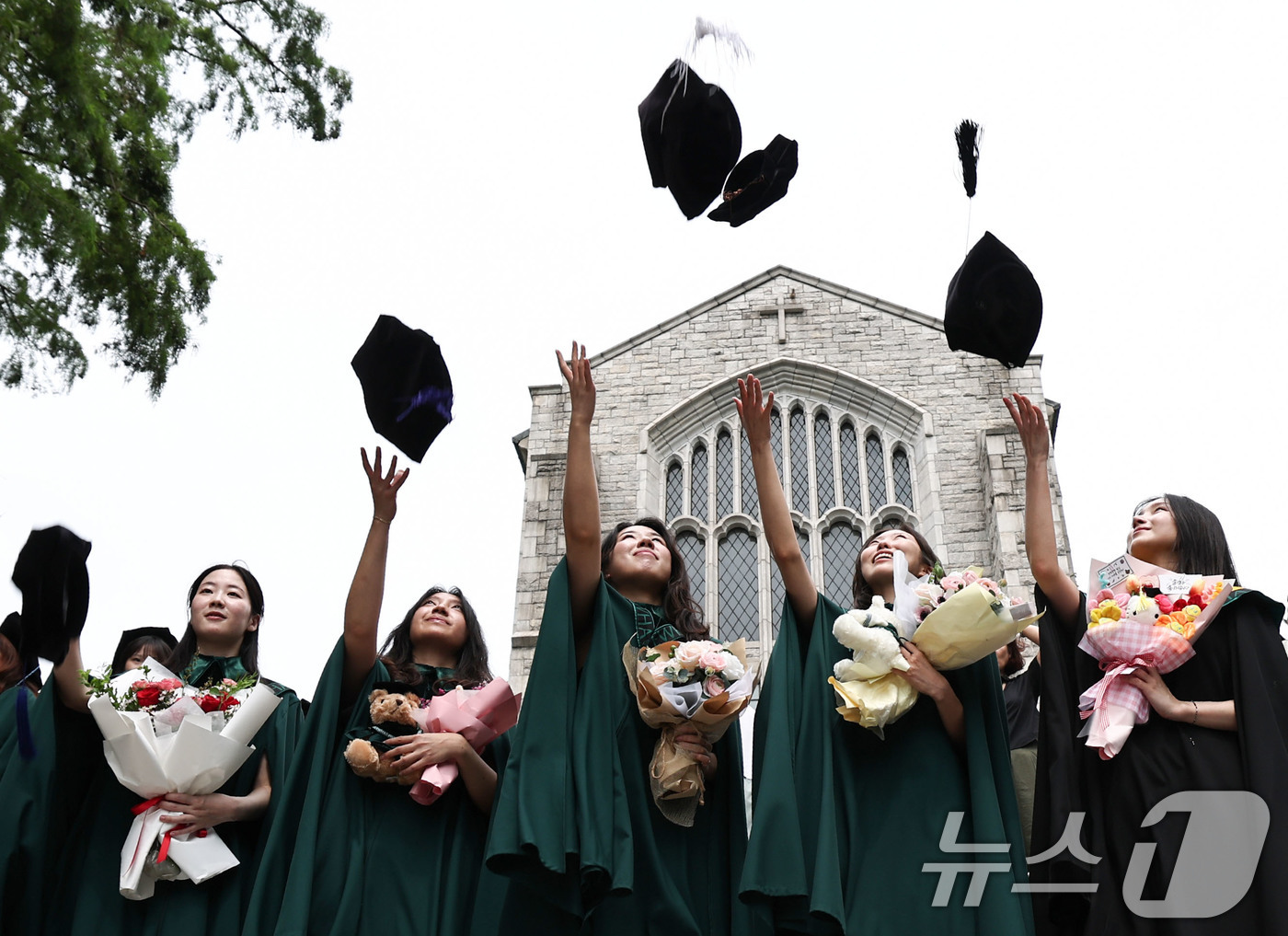 (서울=뉴스1) 이종수 기자 = 28일 오전 2025학년도 후기 학위수여식이 열린 서울 서대문구 이화여자대학교에서 졸업생들이 기념 촬영을 하고 있다.이화여대는 2025학년도 후기 …