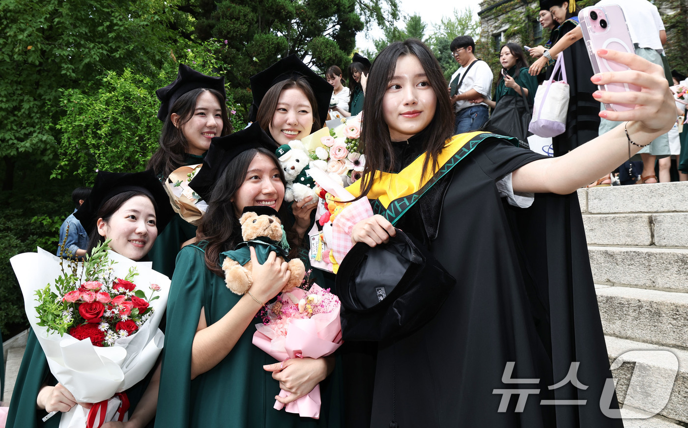 (서울=뉴스1) 이종수 기자 = 28일 오전 2025학년도 후기 학위수여식이 열린 서울 서대문구 이화여자대학교에서 졸업생들이 기념 촬영을 하고 있다.이화여대는 2025학년도 후기 …