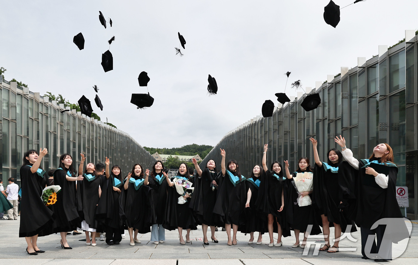 (서울=뉴스1) 이종수 기자 = 28일 오전 2025학년도 후기 학위수여식이 열린 서울 서대문구 이화여자대학교에서 졸업생들이 기념 촬영을 하고 있다.이화여대는 2025학년도 후기 …