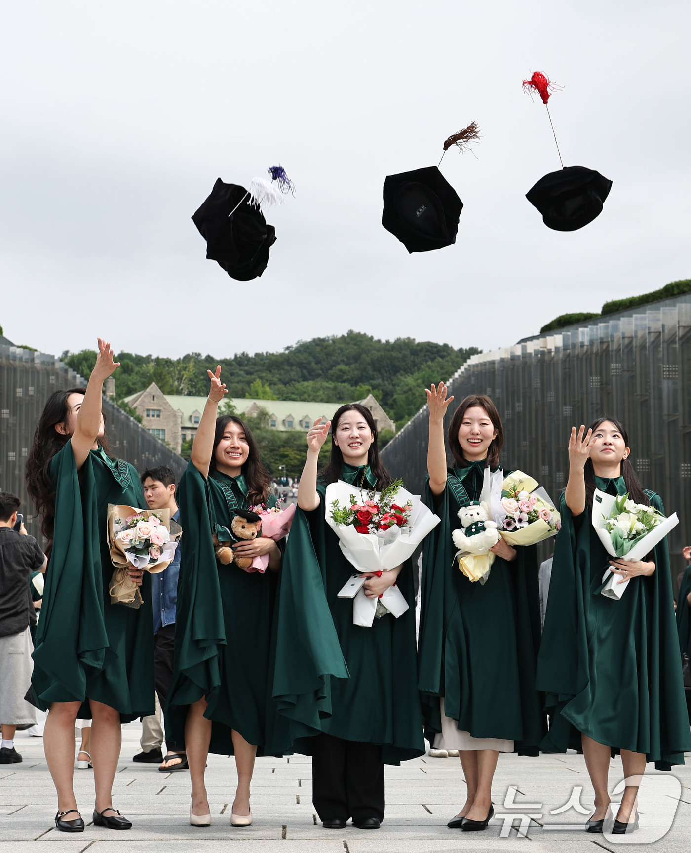 (서울=뉴스1) 이종수 기자 = 28일 오전 2025학년도 후기 학위수여식이 열린 서울 서대문구 이화여자대학교에서 졸업생들이 기념 촬영을 하고 있다.이화여대는 2025학년도 후기 …