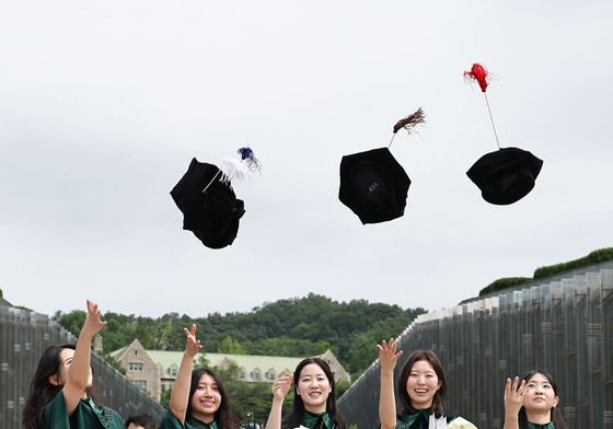 '이제 졸업합니다'