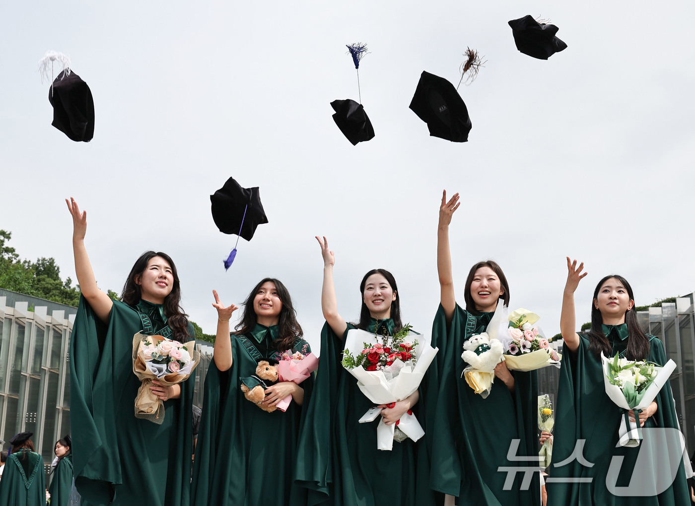 (서울=뉴스1) 이종수 기자 = 28일 오전 2025학년도 후기 학위수여식이 열린 서울 서대문구 이화여자대학교에서 졸업생들이 기념 촬영을 하고 있다.이화여대는 2025학년도 후기 …