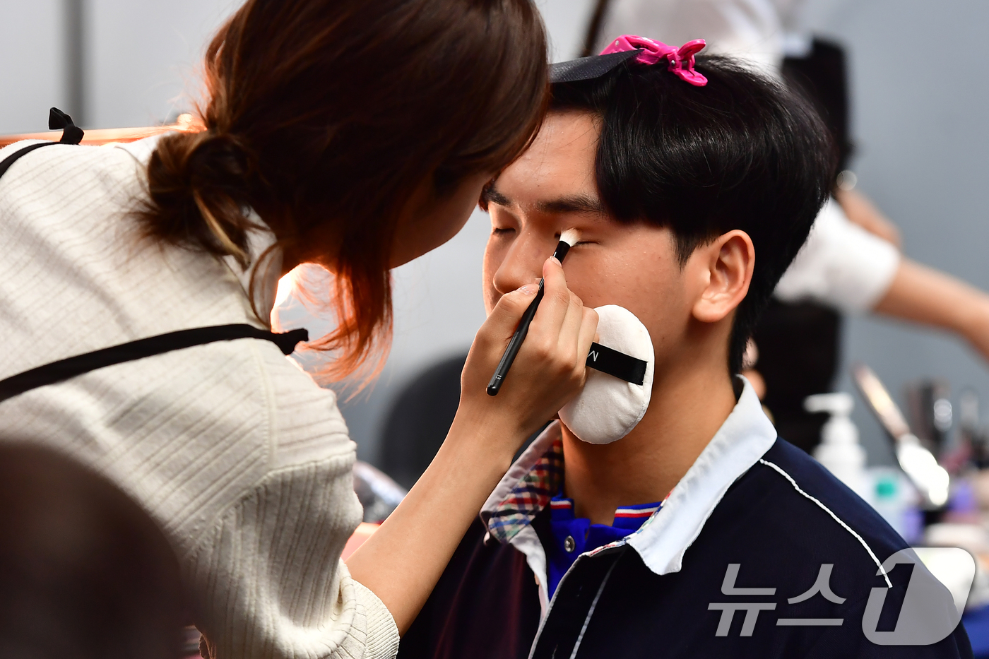 (포항=뉴스1) 최창호 기자 = 28일 오전 경북 포항시 실내체육관에서 열린 '2026 포항 직업계고 취업박람회장'에서 현장 면접을 앞둔 남학생이 메이컵을 받고 있다.이번 취업 박 …