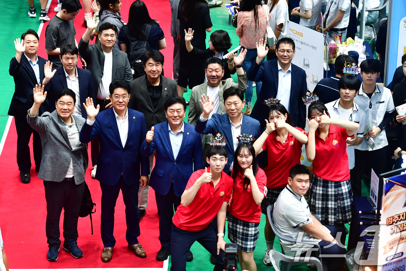 (포항=뉴스1) 최창호 기자 = 박용선 경북 포항시장이 28일 포항실내체육관에서 열린 2026 포항직업계고 취업박람회장에서 김철수 시의장, 시의원, 학생 대표 등과 함께 성공 취업 …