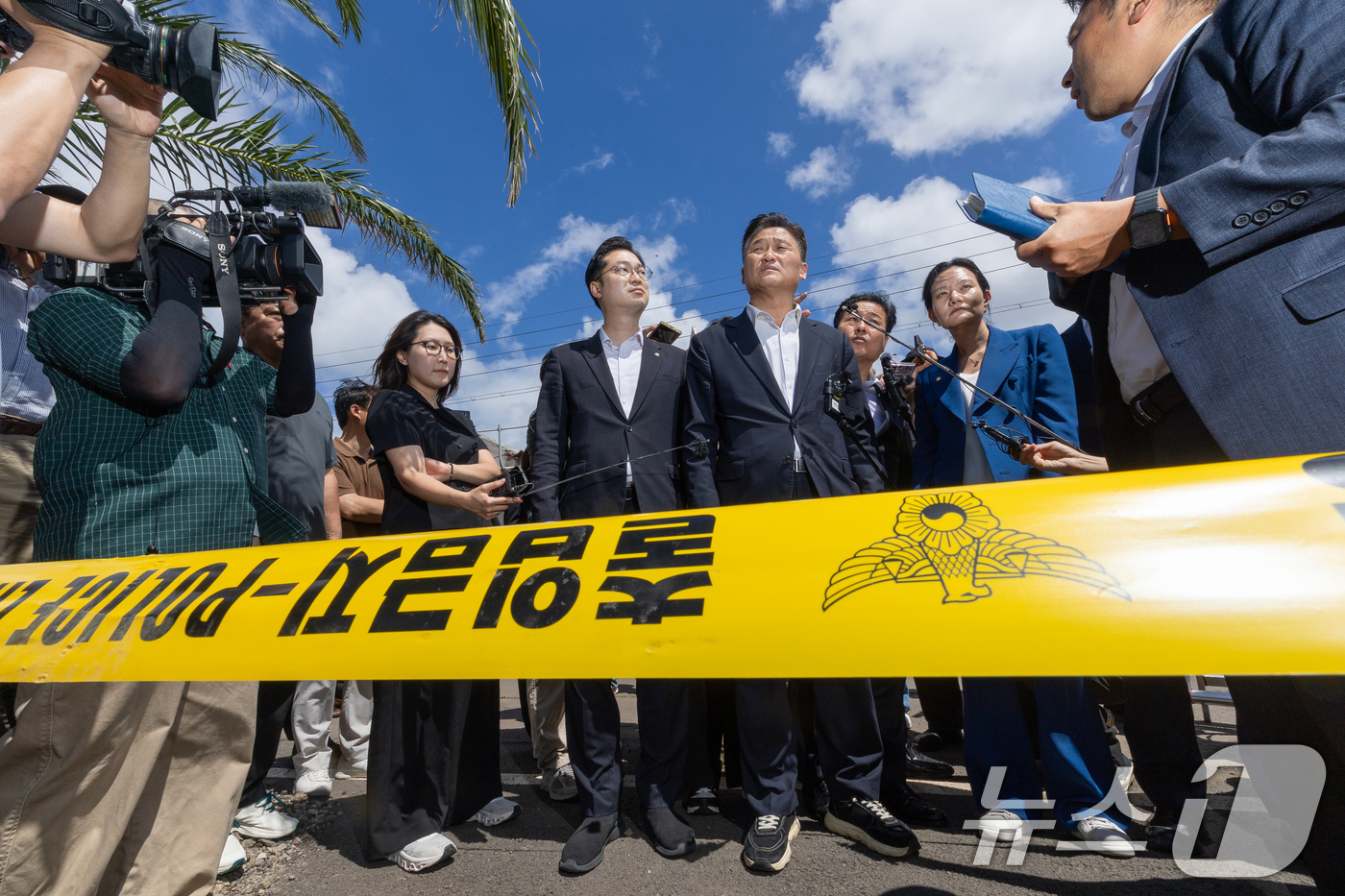(제주=뉴스1) 안은나 기자 = 더불어민주당 소속 김영진 국회 행정안전위원장, 김남희·이해식 경찰개혁추진단 공동단장, 이주희, 김동아 위원이 28일 제주시 한림읍 실종신고 허위 종 …