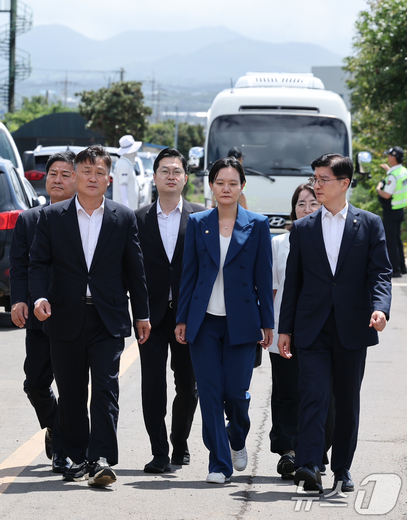(제주=뉴스1) 안은나 기자 = 더불어민주당 소속 김영진 국회 행정안전위원장(앞줄 왼쪽부터), 김남희·이해식 경찰개혁추진단 공동단장, 김영배(두번째줄 왼쪽부터), 김동아, 이주희 …