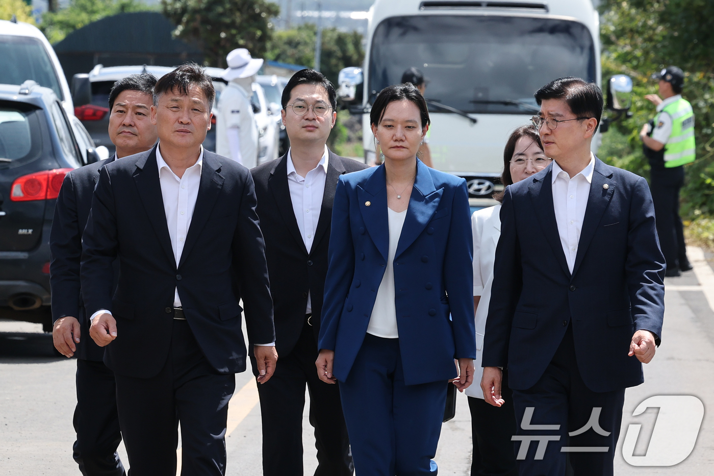 (제주=뉴스1) 안은나 기자 = 더불어민주당 소속 김영진 국회 행정안전위원장(앞줄 왼쪽부터), 김남희·이해식 경찰개혁추진단 공동단장, 김영배(두번째줄 왼쪽부터), 김동아, 이주희 …