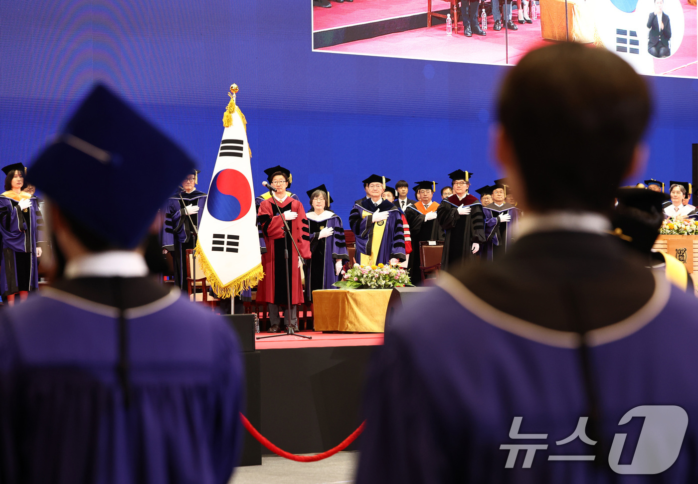 (서울=뉴스1) 최지환 기자 = 유홍림 서울대 총장이 28일 서울 관악구 서울대학교에서 열린 제80회 후기 학위수여식에서 참석자들과 국민의례를 하고 있다. 2026.8.28/뉴스1 …