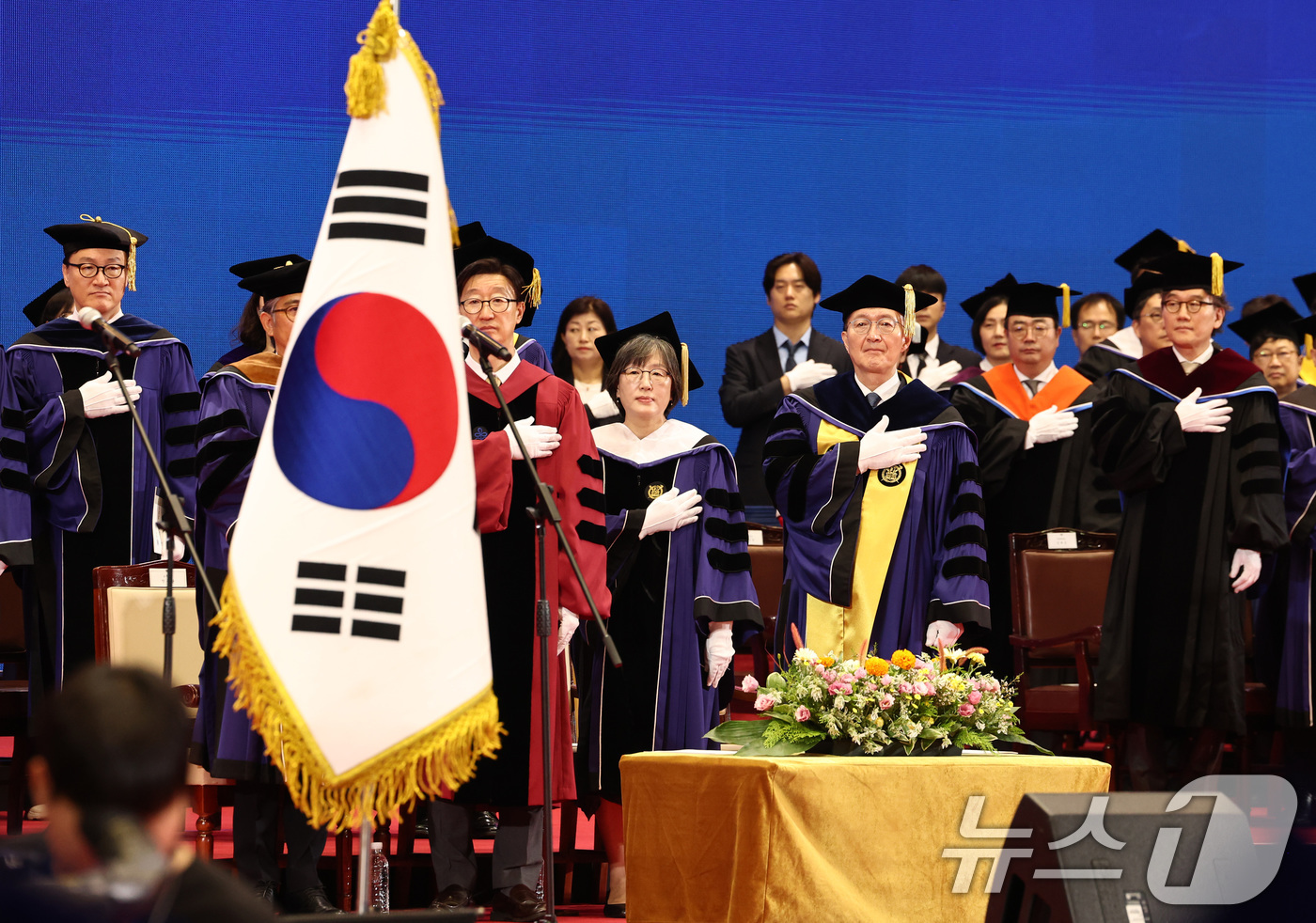 (서울=뉴스1) 최지환 기자 = 유홍림 서울대 총장이 28일 서울 관악구 서울대학교에서 열린 제80회 후기 학위수여식에서 참석자들과 국민의례를 하고 있다. 2026.8.28/뉴스1 …