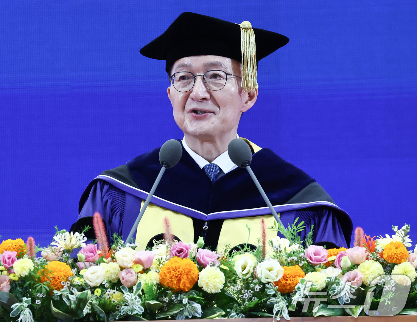 (서울=뉴스1) 최지환 기자 = 유홍림 서울대 총장이 28일 서울 관악구 서울대학교에서 열린 제80회 후기 학위수여식에서 졸업식사를 하고 있다. 2026.8.28/뉴스1