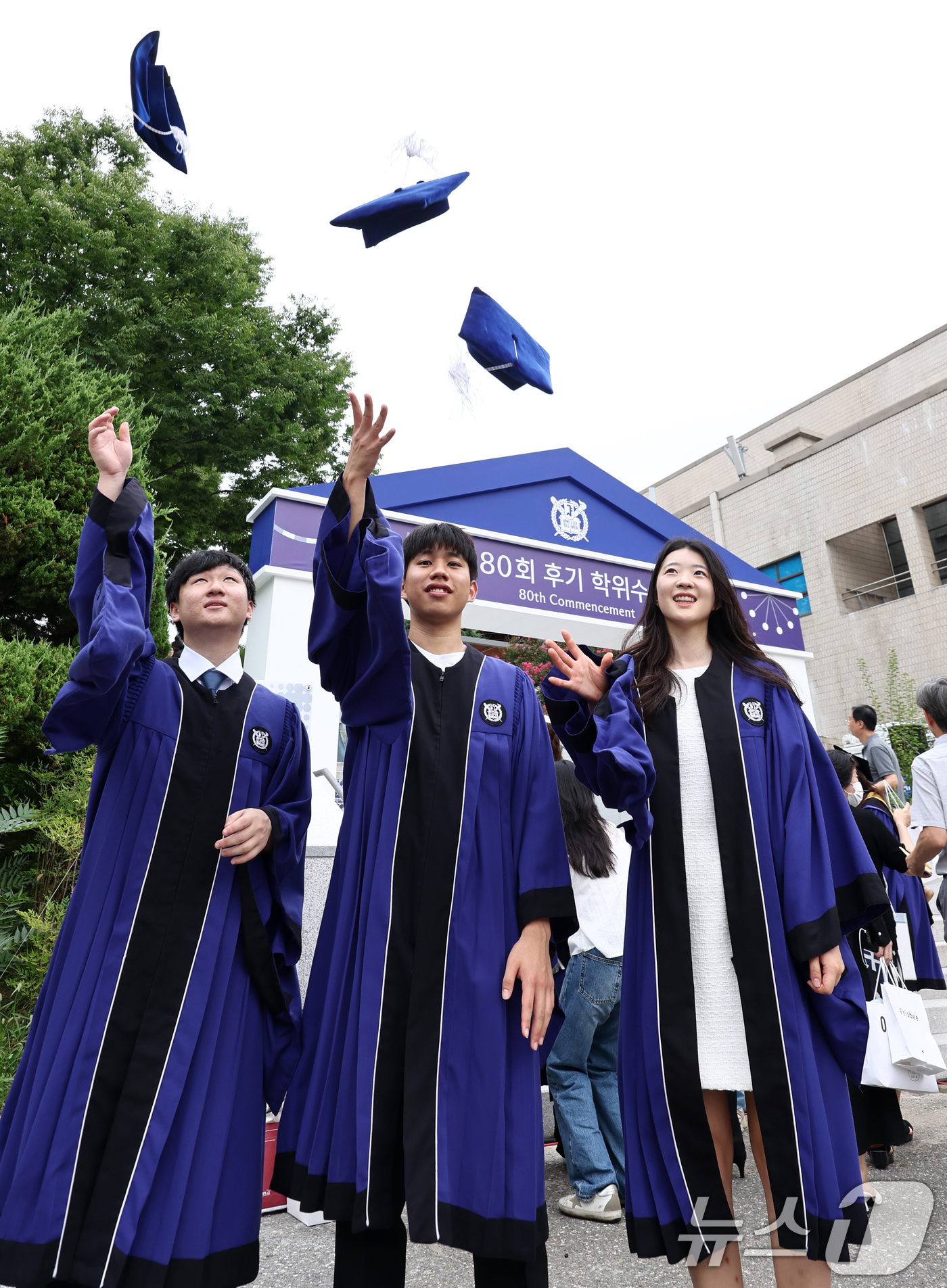 (서울=뉴스1) 최지환 기자 = 28일 서울 관악구 서울대학교에서 열린 제80회 후기 학위수여식에서 졸업생들이 학사모를 던지며 기념촬영을 하고 있다. 2026.8.28/뉴스1