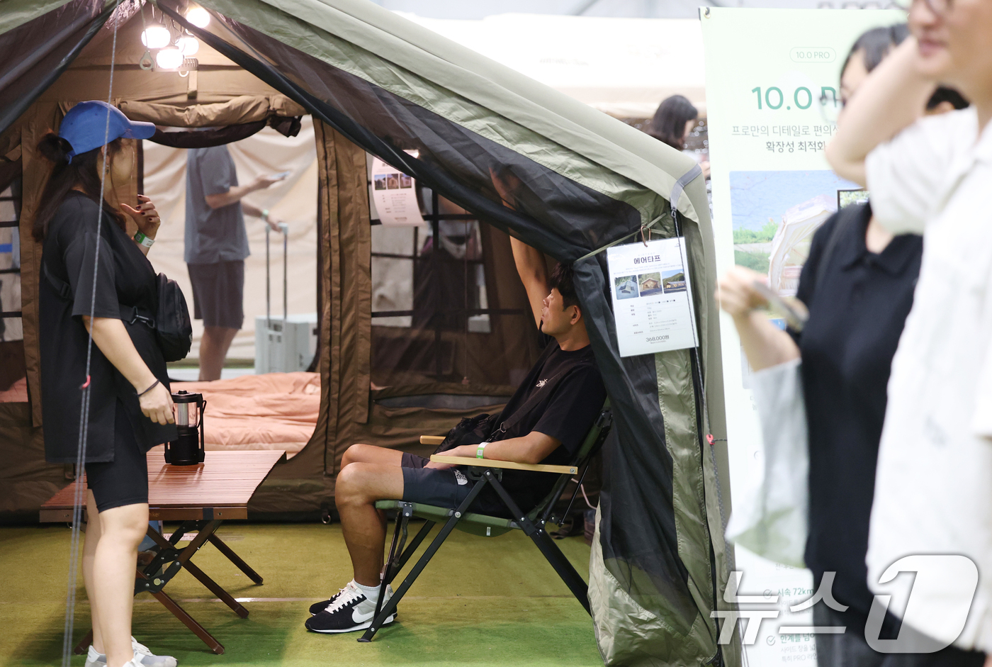 (수원=뉴스1) 김영운 기자 = 28일 경기 수원시 권선구 수원메쎄에서 열린 '2026 국제아웃도어캠핑&레포츠페스티벌(고카프)'을 찾은 시민들이 다양한 캠핑용품을 살펴보고 있다. …