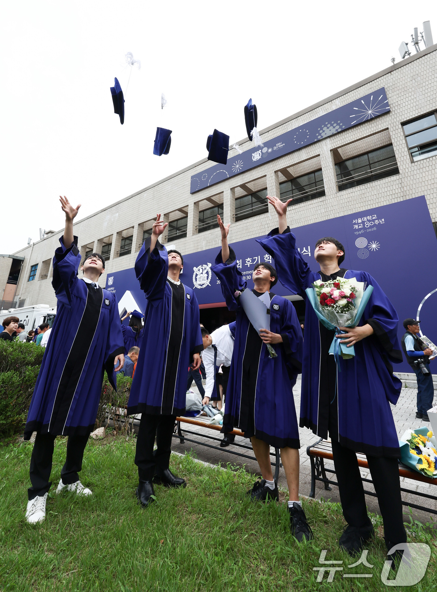 (서울=뉴스1) 최지환 기자 = 28일 서울 관악구 서울대학교에서 열린 제80회 후기 학위수여식에서 졸업생들이 학사모를 던지며 기념촬영을 하고 있다. 2026.8.28/뉴스1