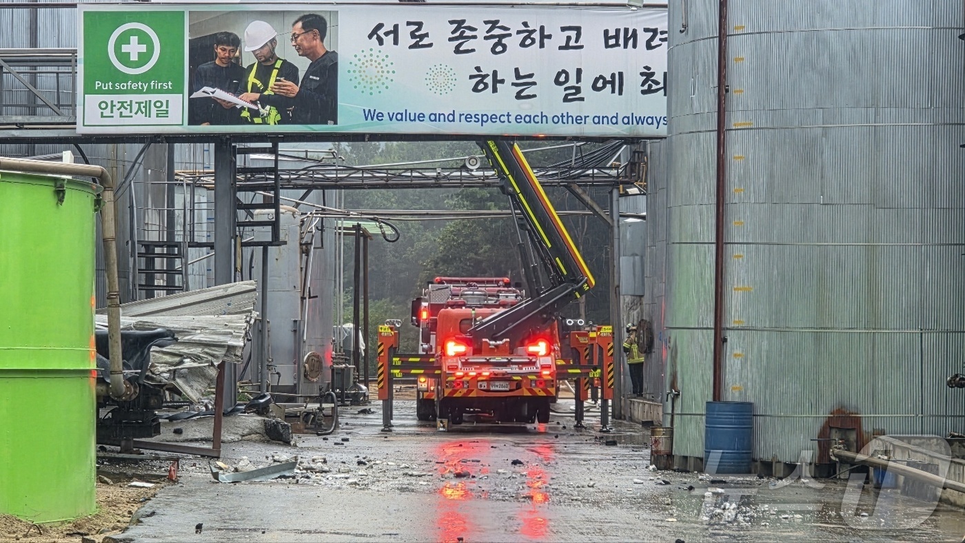 (천안=뉴스1) 이시우 기자 = 28일 충남 천안시 동남구 성남면의 한 페인트 원료 제조 공장에서 폭발과 함께 불이 나 소방당국이 진화 작업을 벌이고 있다. 2026.8.28/뉴스 …