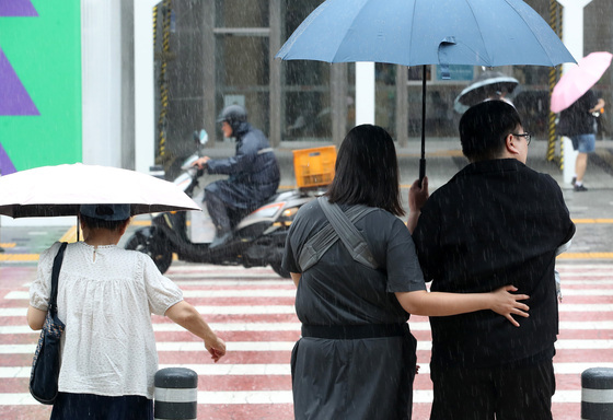 [오늘의 날씨] 경기(29일, 토)…곳곳 비, 낮 최고 31도
