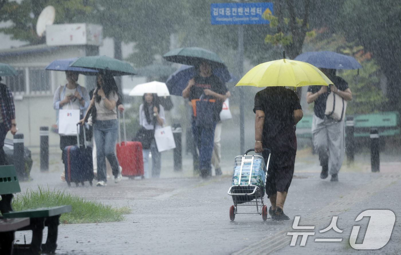 (광주=뉴스1) 김태성 기자 =  28일 전남광주통합특별시 서구 김대중컨벤션센터 앞에서 시민들이 우산으로 비를 피하며 발걸음을 재촉하고 있다. 2026.8.28/뉴스1