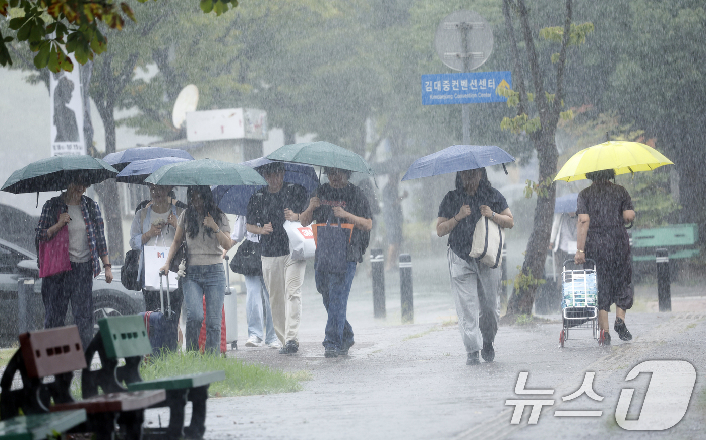 (광주=뉴스1) 김태성 기자 =  28일 전남광주통합특별시 서구 김대중컨벤션센터 앞에서 시민들이 우산으로 비를 피하며 발걸음을 재촉하고 있다. 2026.8.28/뉴스1