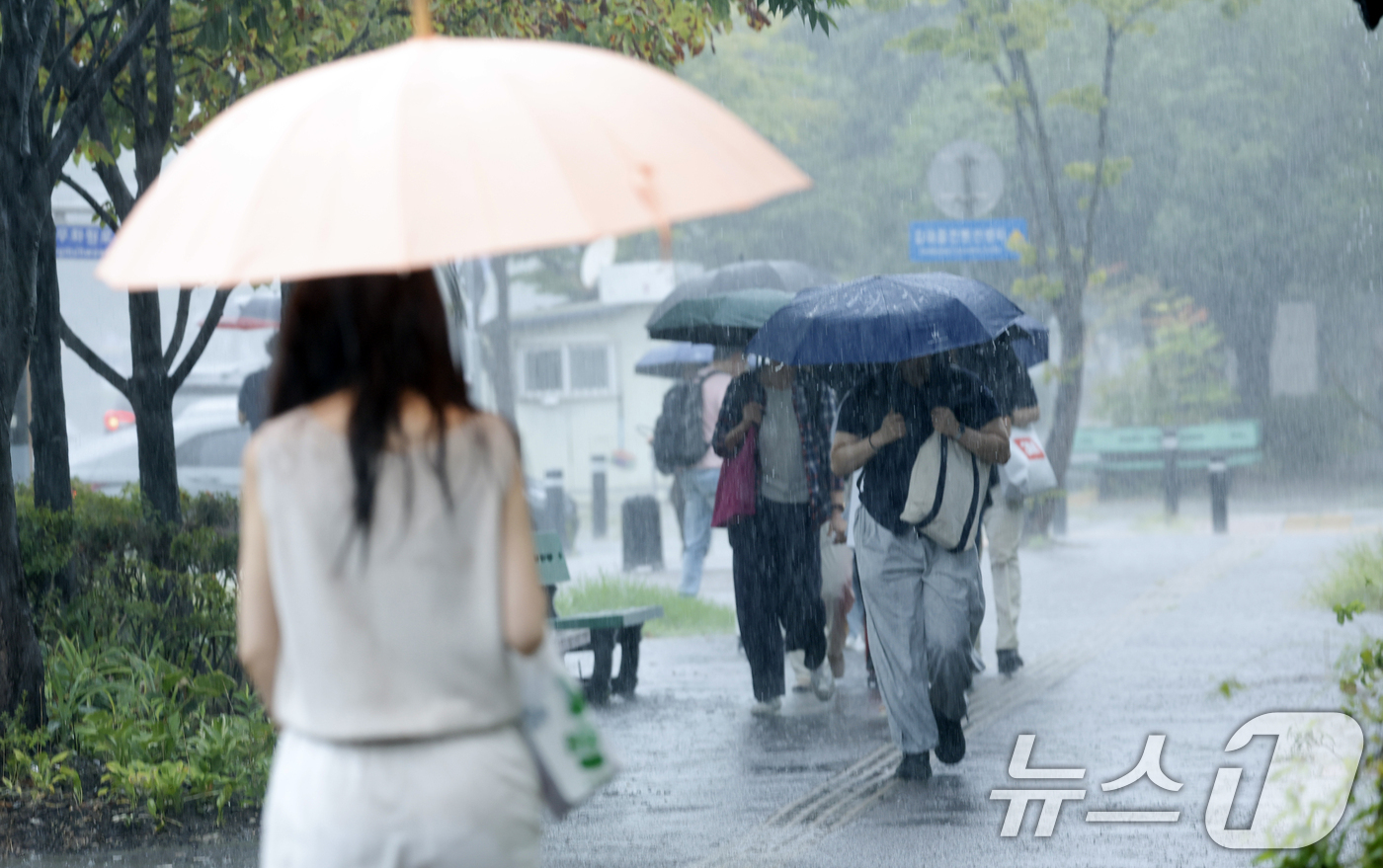 (광주=뉴스1) 김태성 기자 =  28일 전남광주통합특별시 서구 김대중컨벤션센터 앞에서 시민들이 우산으로 비를 피하며 발걸음을 재촉하고 있다. 2026.8.28/뉴스1
