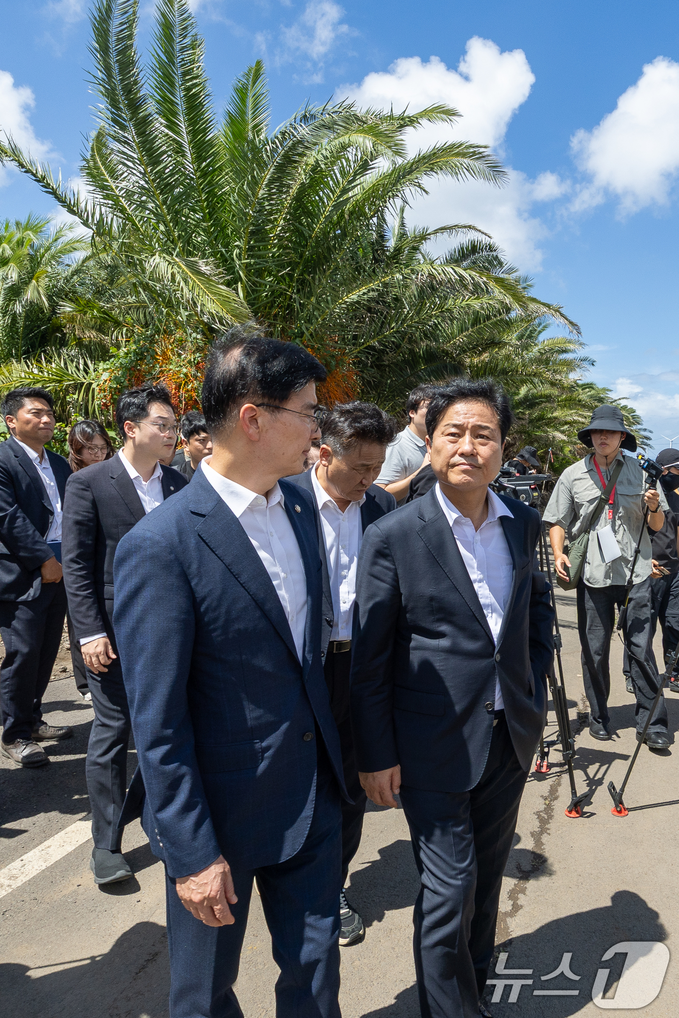 (제주=뉴스1) 안은나 기자 = 더불어민주당 소속 김영진 국회 행정안전위원장, 김남희·이해식 경찰개혁추진단 공동단장, 이주희, 김동아 위원이 28일 제주시 한림읍 실종신고 허위 종 …