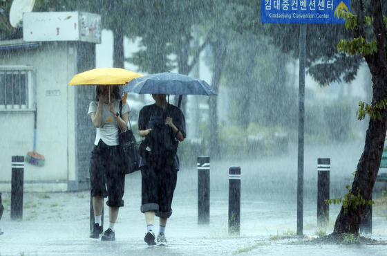 부산에 121㎜ 퍼붓고 세종은 1시간 80㎜…흑산도 36도·전주 33.7도