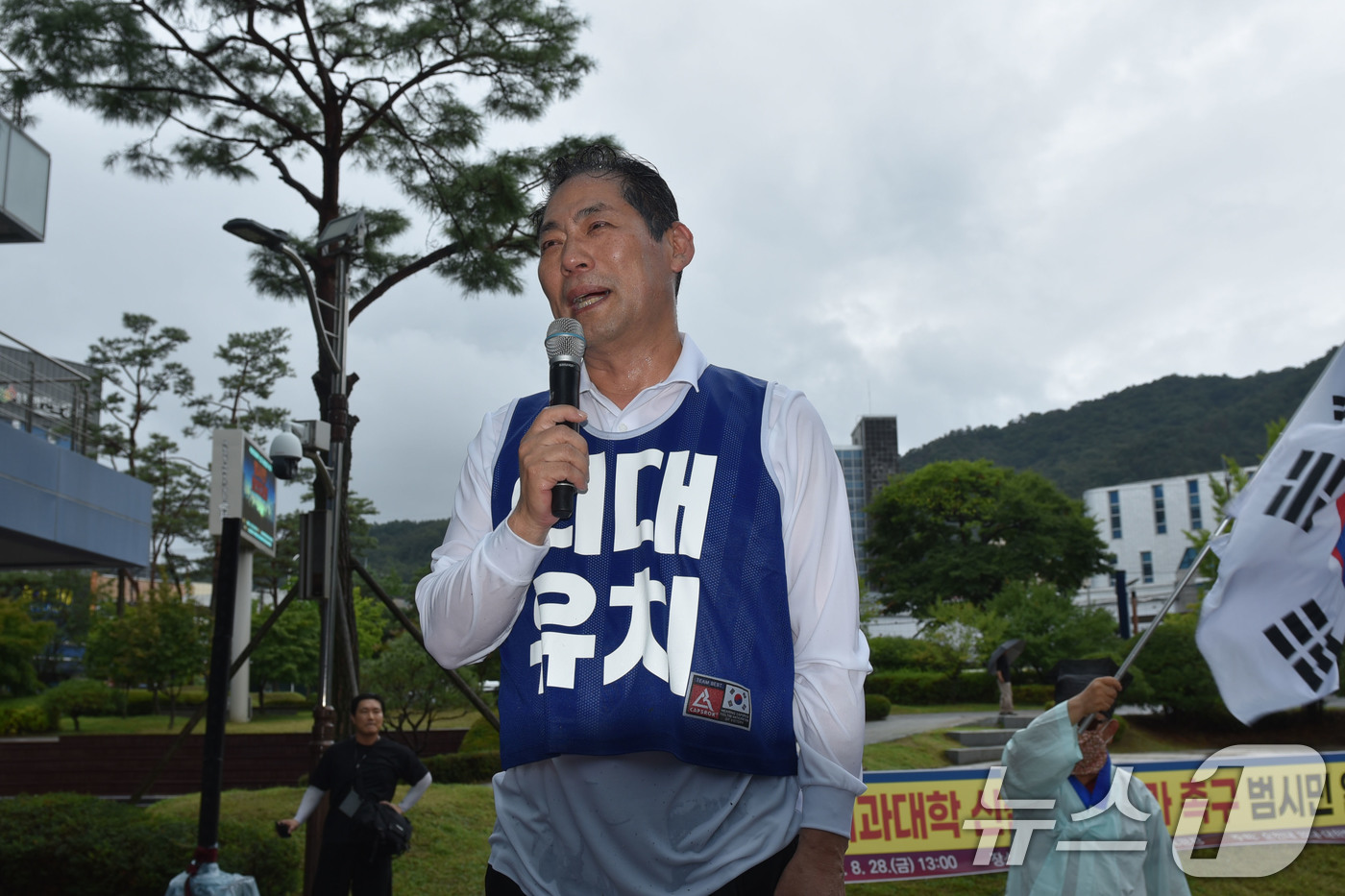 (순천=뉴스1) 김성준 기자 = 손훈모 순천시장이 28일 오후 순천대학교 앞에서 삼보일배를 마친 후 특별시를 향해 의과대학 후보지 심사를 공정하게 진행해야 한다고 촉구하고 있다. …