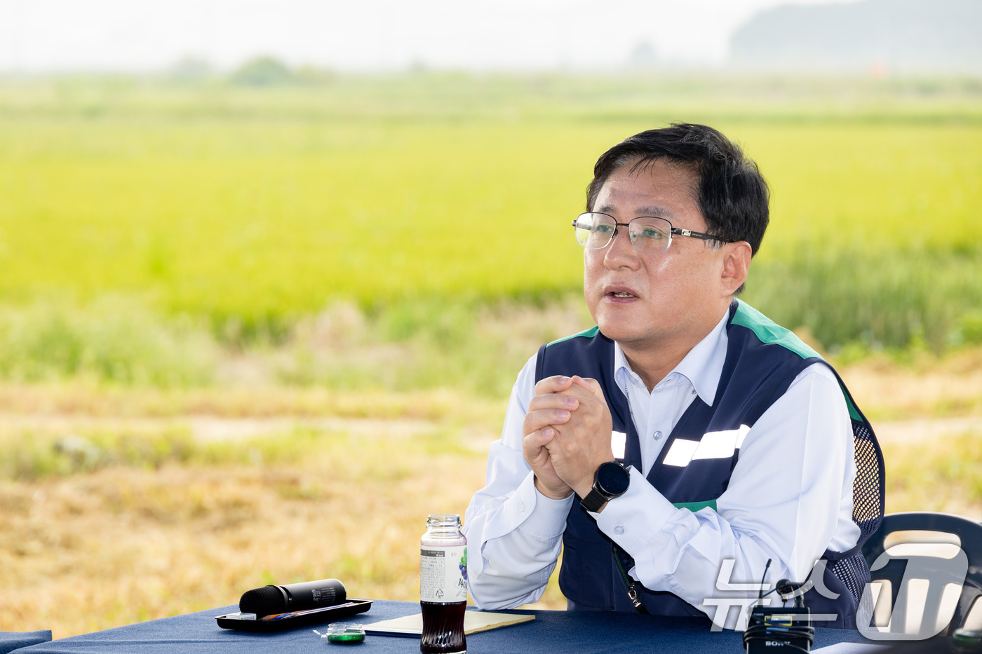 (서울=뉴스1) = 김성환 기후에너지환경부 장관이 28일 경기도 시흥시 시화·화옹 지구를 방문, 수도권 재생에너지 보급 여건을 점검하고 관계기관과 함께 태양광 보급 촉진 지원 방안 …
