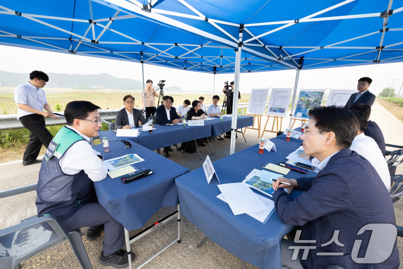 (서울=뉴스1) = 김성환 기후에너지환경부 장관이 28일 경기도 시흥시 시화·화옹 지구를 방문, 수도권 재생에너지 보급 여건을 점검하고 관계기관과 함께 태양광 보급 촉진 지원 방안 …