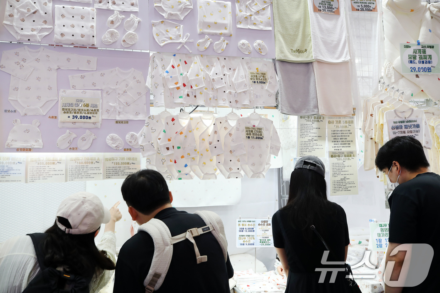 (대구=뉴스1) 공정식 기자 = 28일 대구 북구 엑스코에서 열린 '베이비＆키즈페어'를 찾은 부모들이 유아용품을 꼼꼼히 살펴보고 있다. 2026.8.28/뉴스1