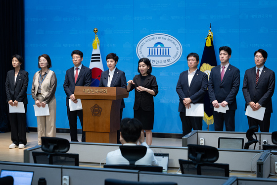 경기 지역 당협위원장 및 시·도의원과 주택공급 관련 기자회견하는 김은혜 의원