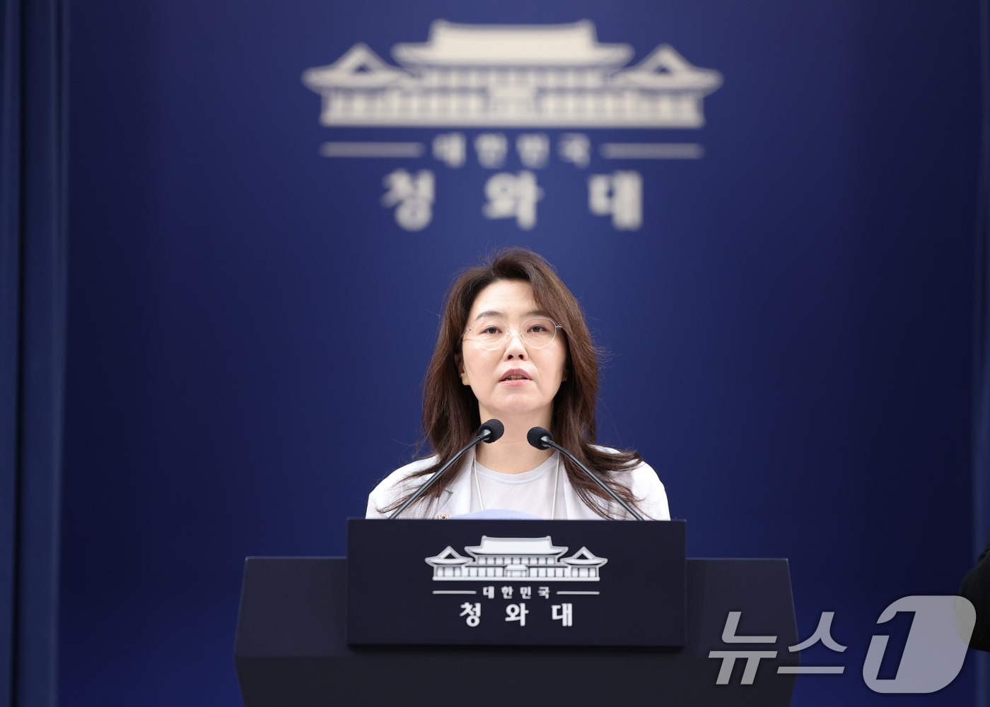 (서울=뉴스1) 허경 기자 = 강유정 대변인이 28일 청와대 춘추관에서 대법관 후보자 관련 브리핑을 하고 있다. 2026.8.28/뉴스1