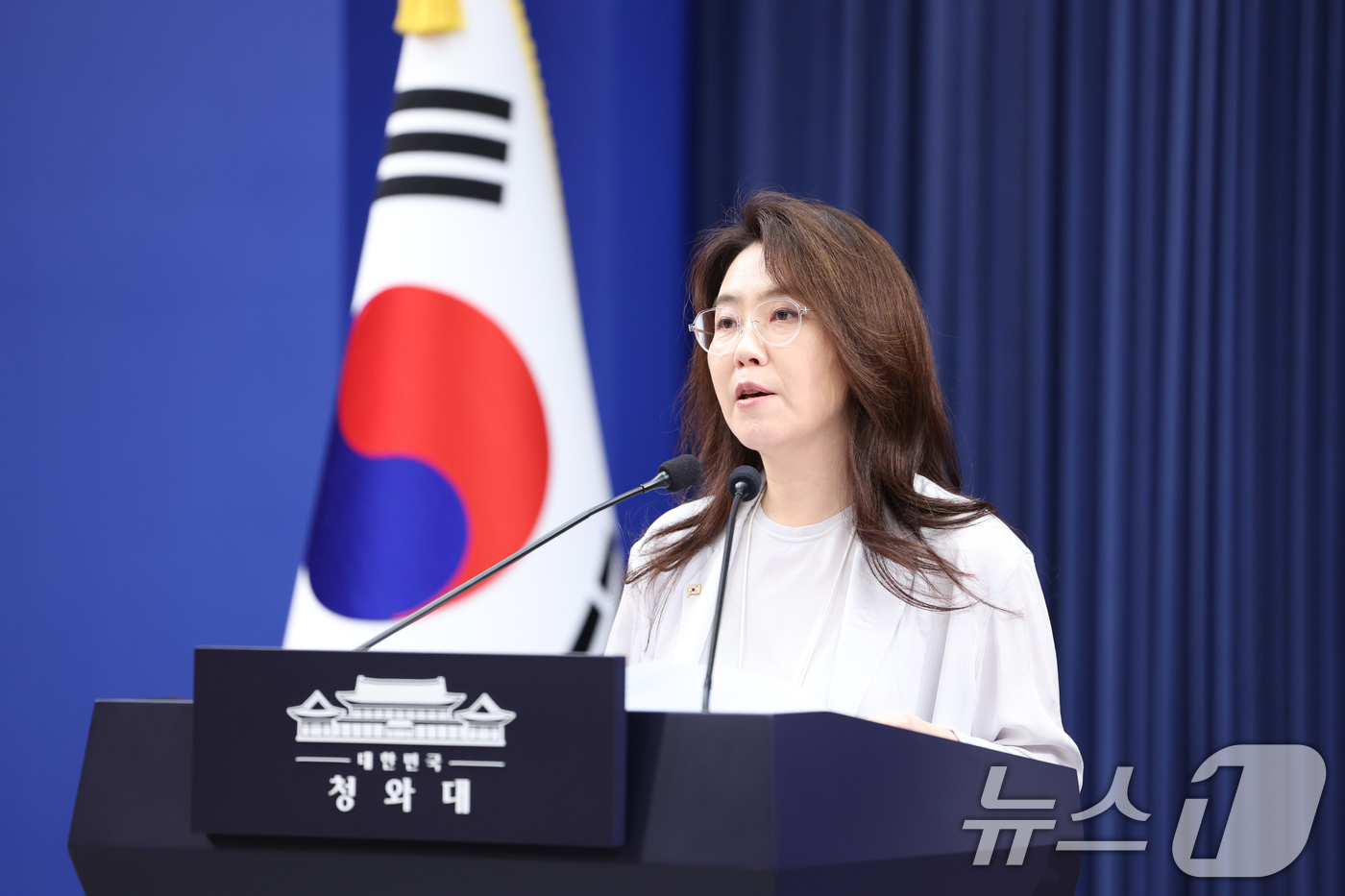 (서울=뉴스1) 허경 기자 = 강유정 대변인이 28일 청와대 춘추관에서 대법관 후보자 관련 브리핑을 하고 있다. 2026.8.28/뉴스1
