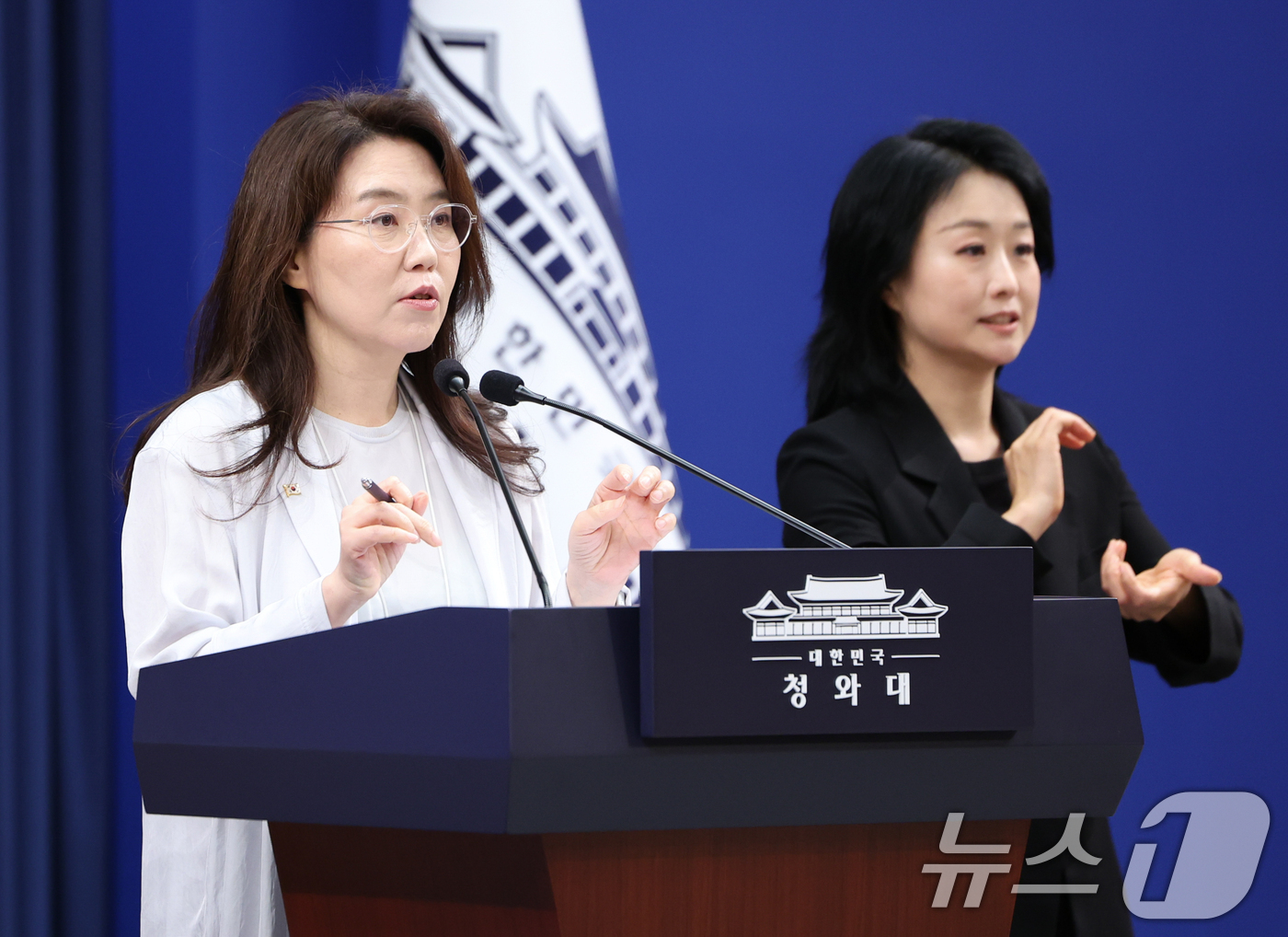 (서울=뉴스1) 허경 기자 = 강유정 대변인이 28일 청와대 춘추관에서 대법관 후보자 관련 브리핑을 하고 있다. 2026.8.28/뉴스1
